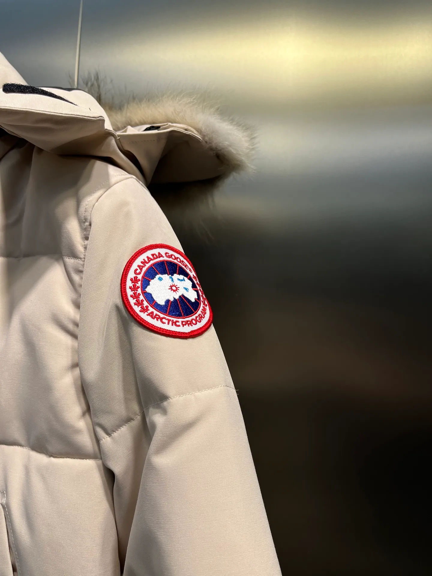 P860 CANADA GOOSE parka 22 styles ➖ Genuine synchronous anti-counterfeiting chip sensor! ➖ Imported 21-count polyester-cotton blended original fabric [last year’s 16-count/18-count hard fabrics have been completely eliminated, this year all use 21-count genuine synchronous fabrics, the soft mid-strap feels delicate and textured], genuine synchronous Feather-Light 10D waterproof coating fabric, made of 84.5 polyester fiber and 15.5 cotton, 100% the best feel in the entire network! ➖ The genuine official website is synchronized with the national standard 80 white duck down, you can check the official website customer service, there will never be a series of misleading claims such as 90 down or goose down! ��� Using the best nylon lining with double double-layer sealing design, velvet-proof No. 7 needle + grid-filled down ready-made garments, there is 100% no so-called velvet running! ➖ The cuffs are designed with thickened seamless threads, and the collar and pockets are lined with top-quality polar fleece to keep you warm and comfortable! ➖ Yoshida YKK provides original custom-made electroplated sliders. YKK two-way lockable zippers are tight and smooth and will not peel off paint! ➖ 3M composite guarantees that the Velcro is the same as the original, durable, and all accessories and hardware are custom-made! ➖ Imported BEHRINGER embroidery machine to customize the 10,000-needle embroidery logo, 98% of which can be reproduced to restore the original logo. You can check and compare on the official website! ➖ The fur collars are all made of large pieces of Western Canadian blue wolf hide, ensuring that each fur collar is 13-15cm wide! size：xs-xl